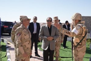80748 الرئيس السيسي يتفقد الارتكازات الأمنية بشرق القناة (1)