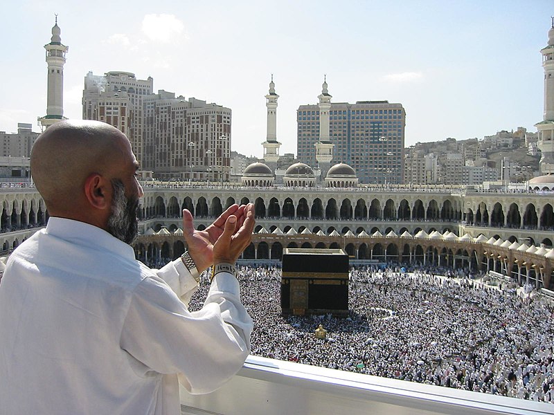 Supplicating pilgrim at masjid al haram. mecca, saudi arabia
