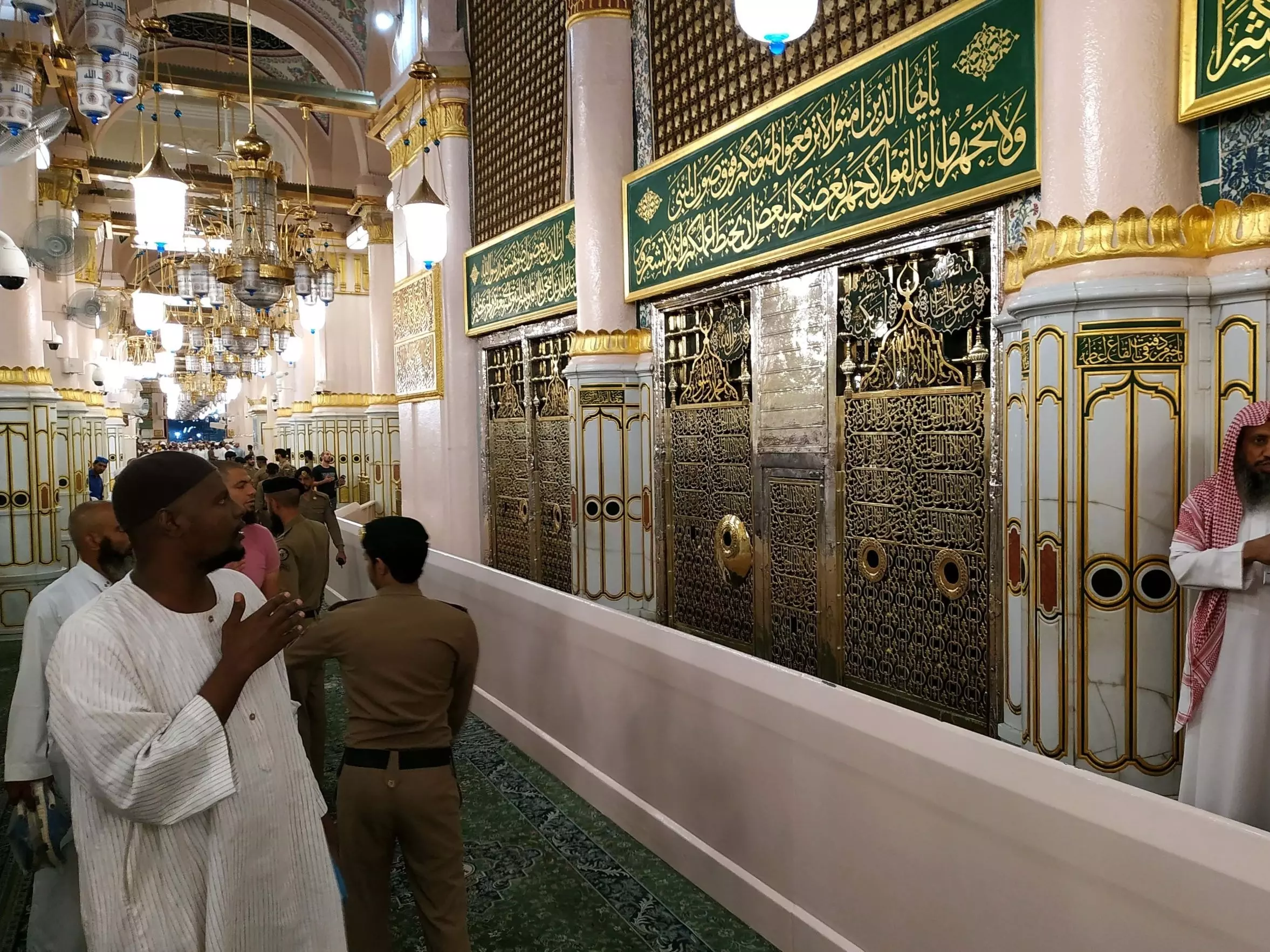 Visitorsextendinggreetingsatthetombchamberafterpassingthekindergarten2560x1766 1703345060777